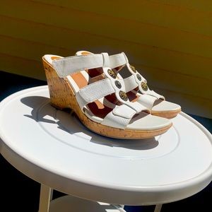 LIKE NEW Jaclyn Smith white wedge sandals